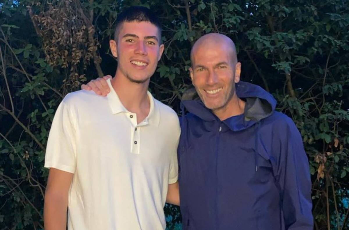 Es hijo de Zidane, juega en el Betis de Manuel Pellegrini y vendrá a Chile a disputar el Mundial Sub-20