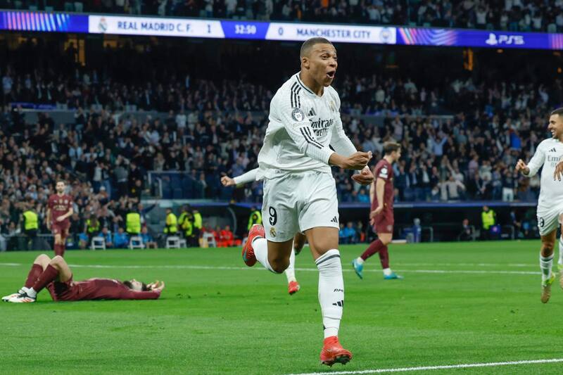 va a la caza del delantero chileno. Foto: EFE.