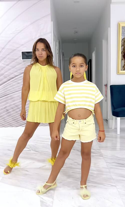 La actriz bailó junto a su hija para celebrar el Yellow Day