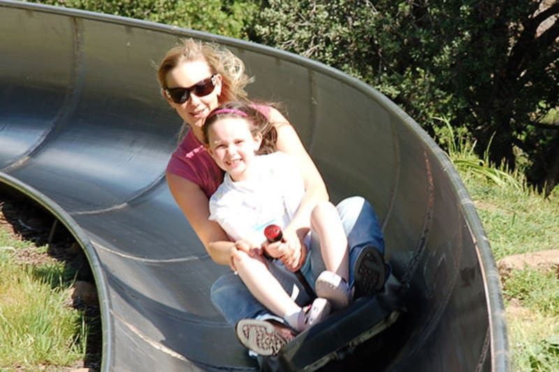 Este lugar invita a desconectarse de la ciudad, pero sin salir de ella. Para ello, ofrece actividades familiares, como el Rodelbahn.
Créditos: Parque Mahuida.