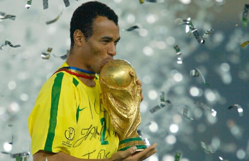 El lateral Cafú celebrando la obtención de la Copa del Mundo.