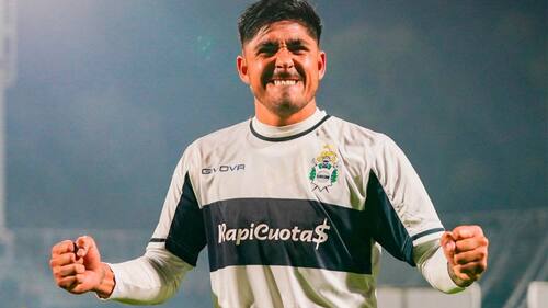 celebrando un gol con la camiseta de Gimnasia y Esgrima de La Plata
