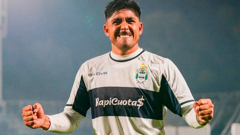 celebrando un gol con la camiseta de Gimnasia y Esgrima de La Plata
