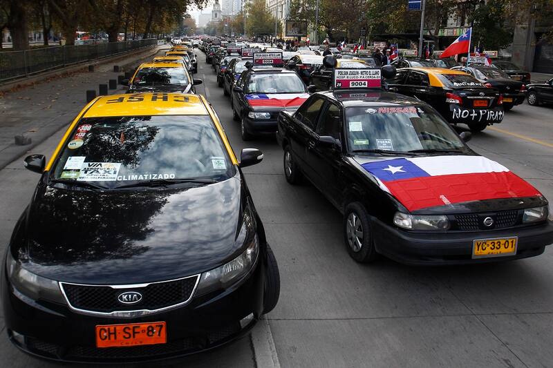 Santiago, 12 de mayo de 2016
Cuatro organizaciones de taxis colectivos y basicos convocan a un paro nacional para hoy jueves, en protesta contra los servicios de transporte Uber y Cabify.
Marcelo Hernandez/Aton Chile