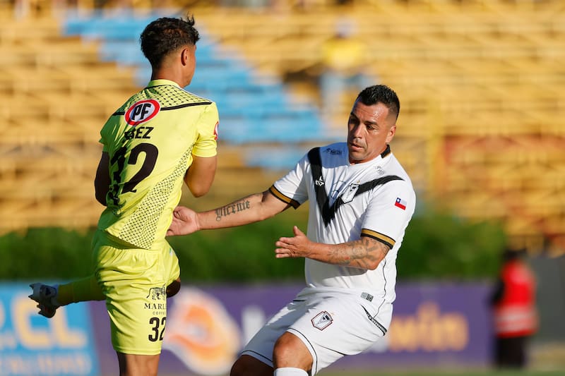 Esteban Paredes disputando la Liguilla de Primera B.