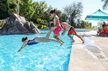 Temporada de piscinas: Revisa los protocolos del Minsal para visitarlas de forma segura este verano