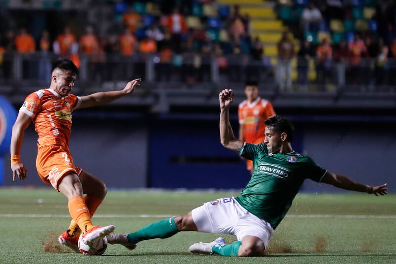 Jorge Espejo enfrentando a Audax Italiano.