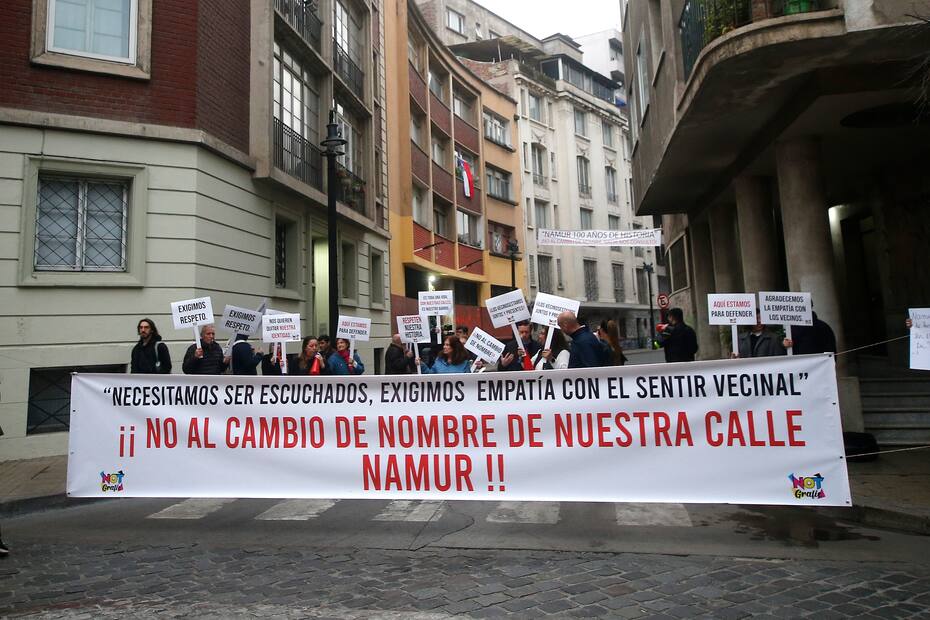 Vecinos de la calle Namur se manifiestan por el anuncio de cambio de nombre.