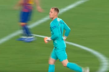 Quiso convertirse en héroe: Ter Stegen se atrevió ir al ataque sin suerte