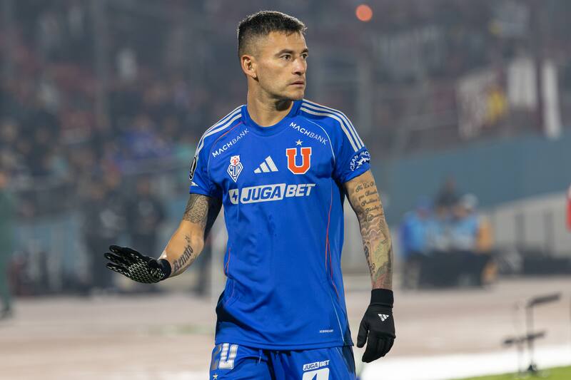 Charles Aránguiz en el duelo de Universidad de Chile frente a Carabobo por Copa Libertadores.
