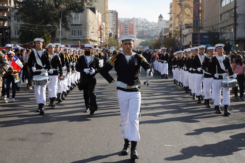 Marinos marchando por el Día de las Glorias Navales en Valparaíso.
