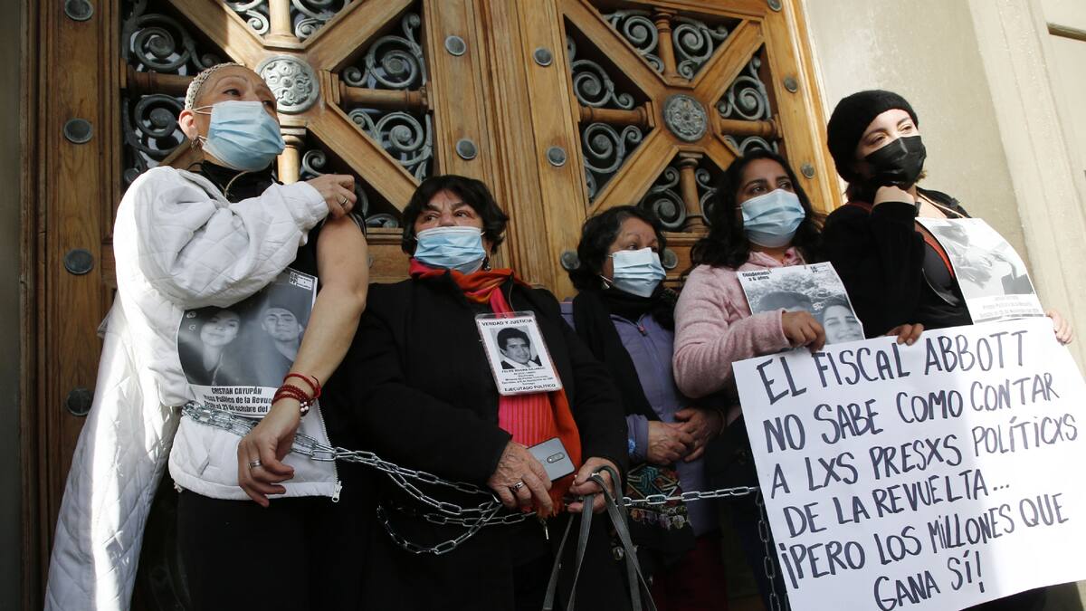 VIDEO: madres de presos del estallido social se encadenaron en Tribunales a modo de protesta