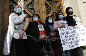 VIDEO: madres de presos del estallido social se encadenaron en Tribunales a modo de protesta