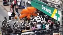 VIDEO | Vendedores ambulantes rociaron a con merkén a Carabineros en medio de un procedimiento