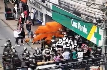 VIDEO | Vendedores ambulantes rociaron a con merkén a Carabineros en medio de un procedimiento