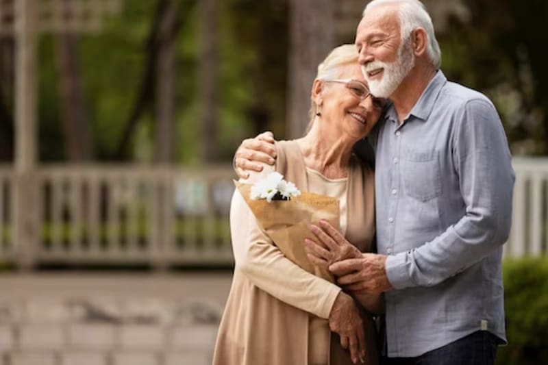 El Bono Bodas de Oro entrega un pago único a ambos cónyuges en partes iguales. Créditos: Freepik