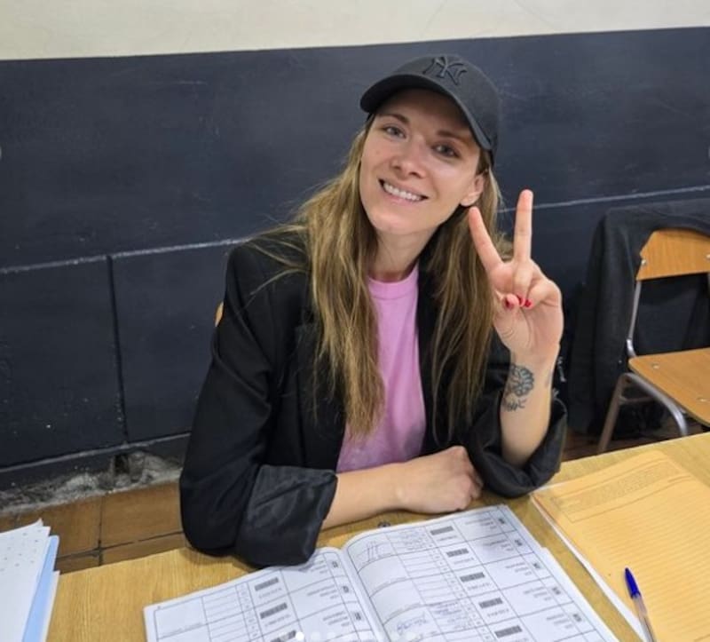 Carla Jara en su rol de vocal de mesa. Créditos: Instagram