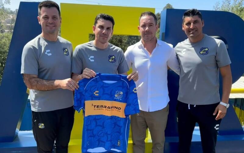 El ex U se sumó al cuerpo técnico de Mauricio Larriera en Everton.