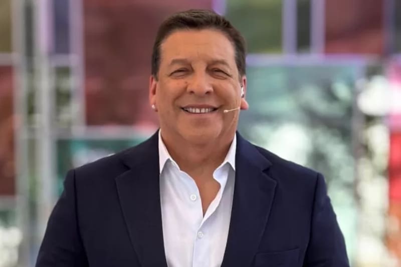 presume su potente camioneta.