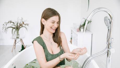 Llénate de energía con esta ducha de albahaca, romero y ruda