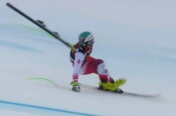 Se salvó de una terrible caída tras perder el esquí en plena bajada