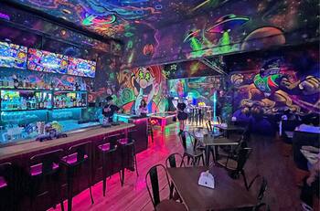 En pleno centro de Santiago: Este bar temático es perfecto para divertirse después del trabajo