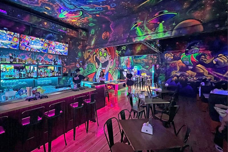 Es ideal para visitarlo después del trabajo. Cuenta con consolas retro y modernas.
Créditos: 800.cl.