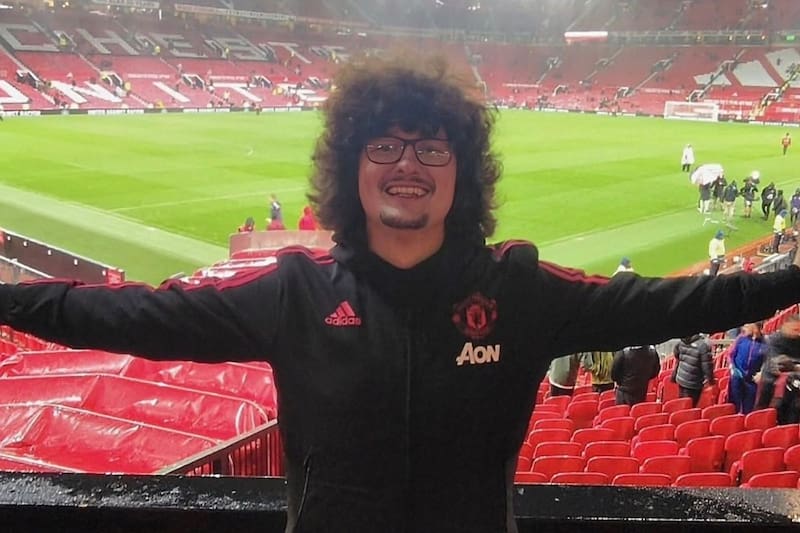 El reconocido hincha del Manchester United podría cortarse el pelo hoy, después de 493 días. Foto: theunitedstrand en Instagram