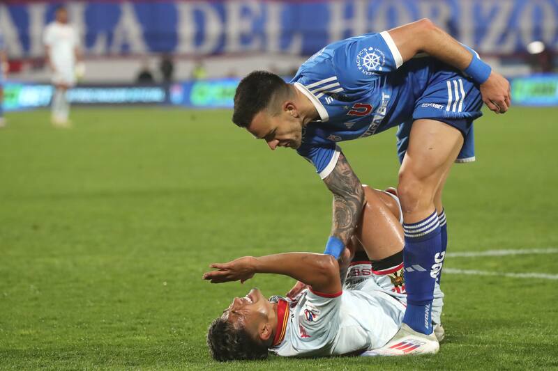 Ariel Uribe ante Universidad de Chile.