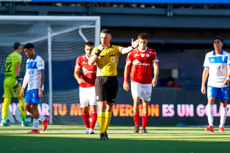 Polémico cobro en el UC vs Iquique. Foto: Aton.