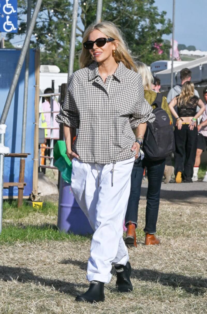 Sienna Miller. La cantante destacó por su look bronceado sin llamar tanto la atención.