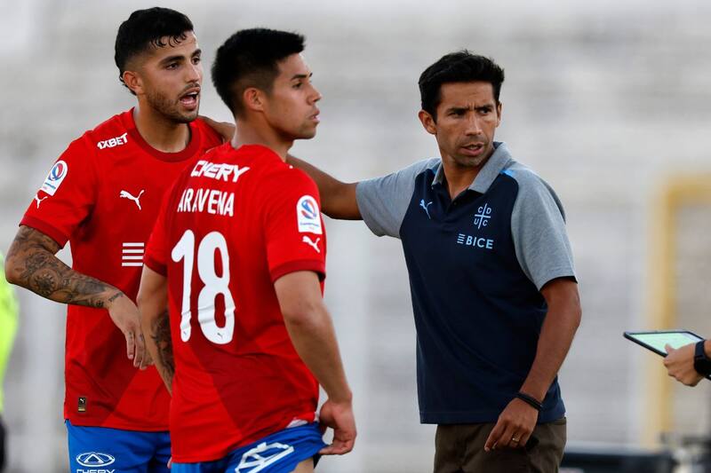 dirigiendo a Alexander Aravena. El ex DT de la UC describió las cualidades del Monito a la prensa brasileña. Foto: Agencia Aton.