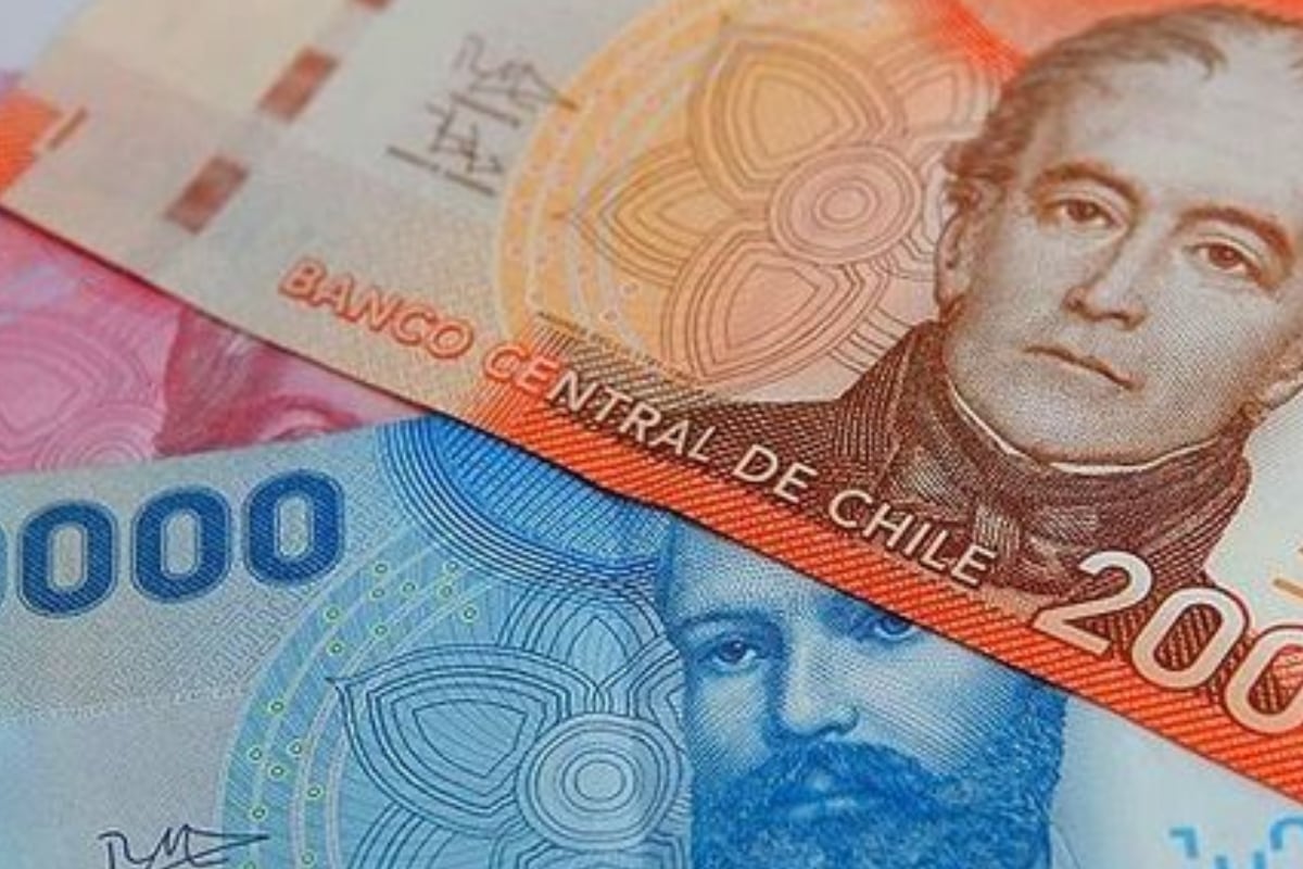 Billetes chilenos sobre una mesa