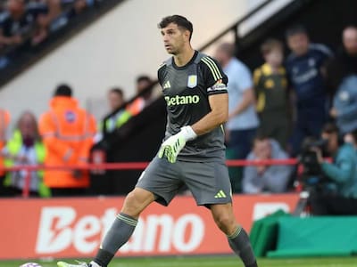 Nominado al mejor del mundo y sin club que lo quiera: Dibu Martínez otra vez en el Balón de Oro