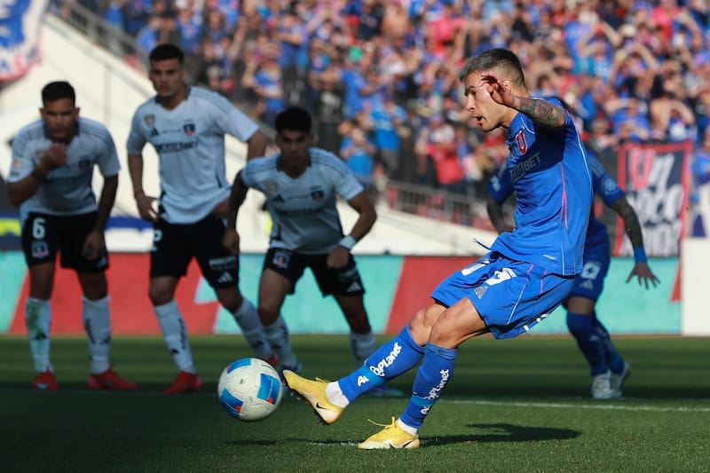 pateando su penal en la U. Foto: Aton.