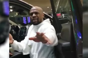 Guardia de Mayweather agrede a fanático que le pidió una foto