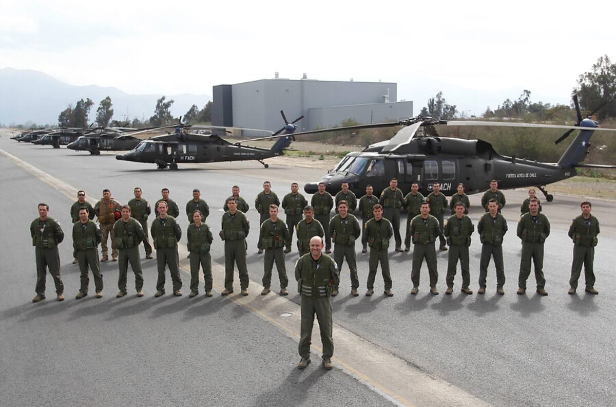 Detuvieron a dos funcionarios de la FACh por tirar piedras a Carabineros