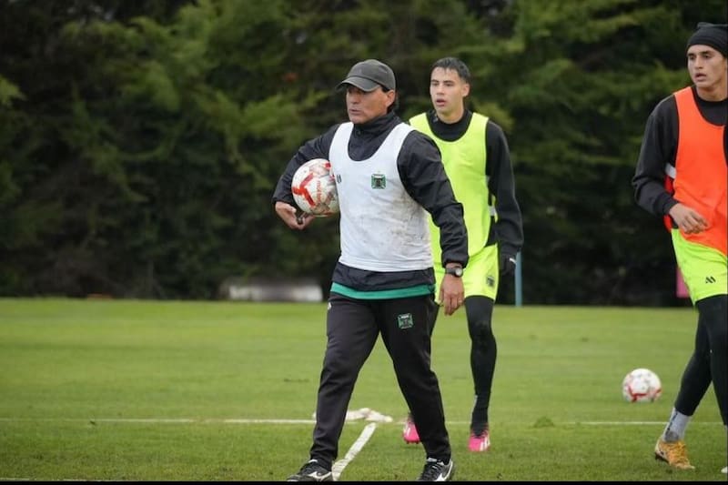 El entrenador interino ya trabaja con el plantel. (Foto: @deportes_temuco_oficial/Instagram)