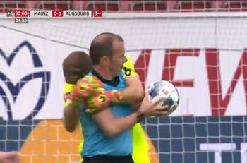 La curiosa acción que protagonizó el portero del Augsburgo en la Bundesliga