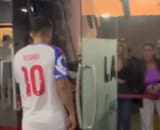 VIDEO | Lo esperó afuera: el beso de la nueva polola de Lucas Assadi en su regreso en la U