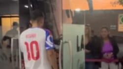 VIDEO | Lo esperó afuera: el beso de la nueva polola de Lucas Assadi en su regreso en la U