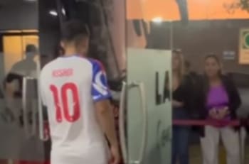 VIDEO | Lo esperó afuera: el beso de la nueva polola de Lucas Assadi en su regreso en la U