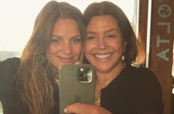 Un impactante vestido rojo: Este es el espectacular look de Carolina Arregui para celebrar Navidad junto a Mayte Rodríguez