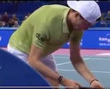 VIDEO | Ugo Humbert despierta sospechas en el tenis mundial: mira el teléfono y pierde increíblemente un partido