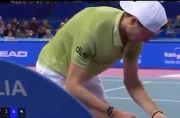 VIDEO | Ugo Humbert despierta sospechas en el tenis mundial: mira el teléfono y pierde increíblemente un partido