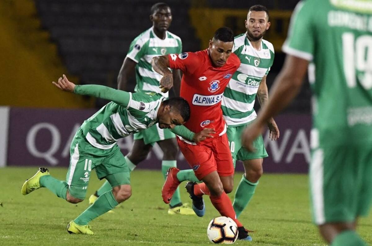 Despidieron a jugador que quiso lucirse con penal a lo 'Panenka' y fue humillado por arquero rival