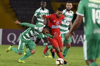 Despidieron a jugador que quiso lucirse con penal a lo 'Panenka' y fue humillado por arquero rival