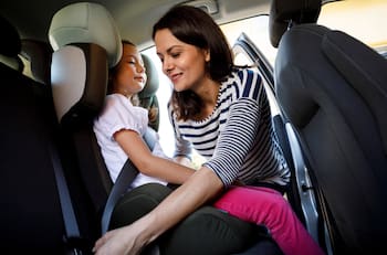 ¿Hasta qué edad los niños deben ir en una silla de auto? De no cumplirse las multan alcanza los $197.000