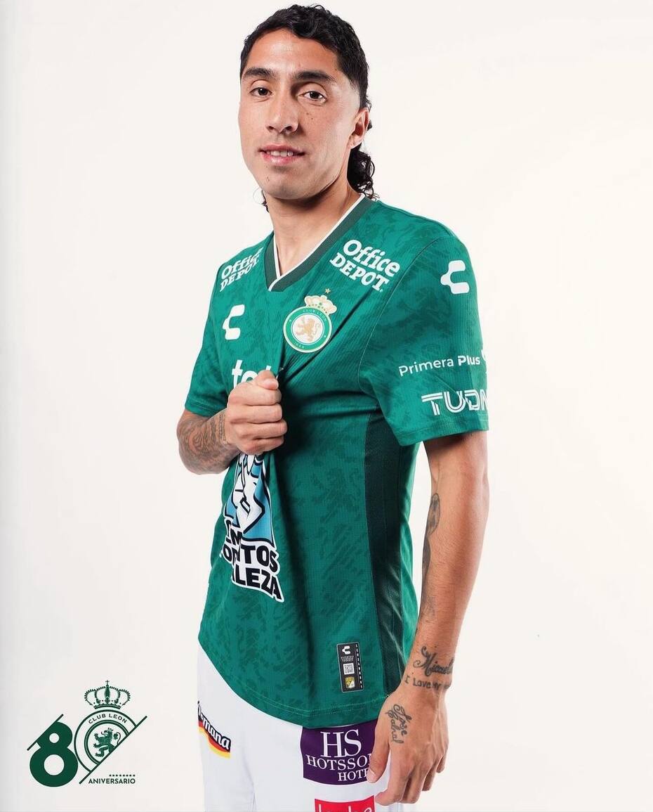 Luciano Cabral posando con la camiseta del León de México.