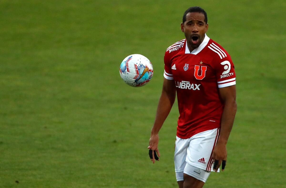 Falta el lateral izquierdo: Las opciones que maneja la U para reemplazar a Jean Beausejour